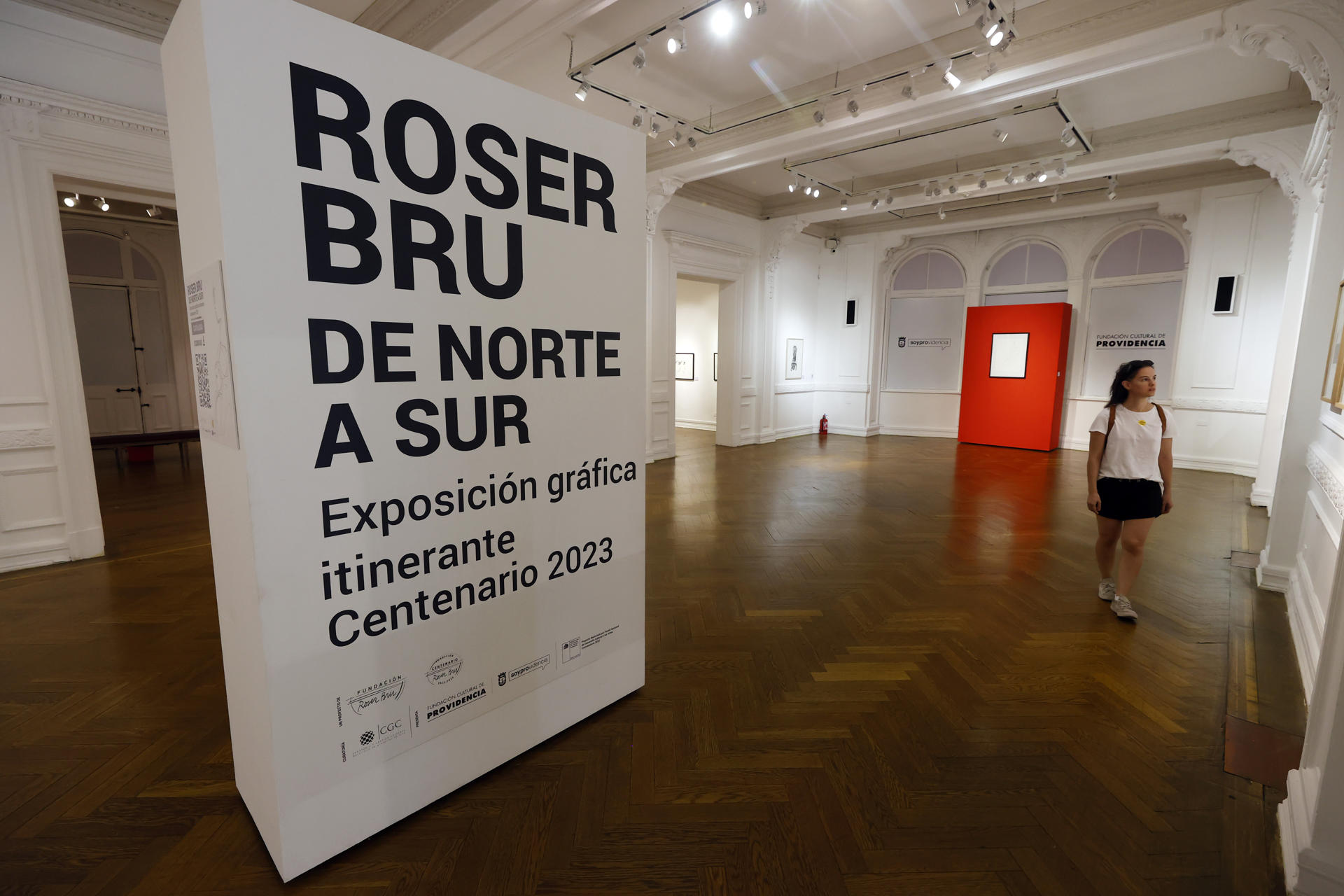 Una persona recorre la exposición la 'Roser Bru de Norte a Sur' el 30 de enero de 2024, en la Fundación Cultural de Providencia, en Santiago (Chile). EFE/ Elvis González
