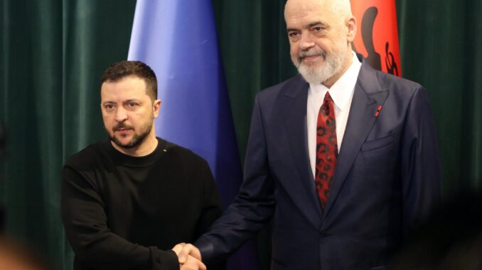 El presidente ucraniano, Volodímir Zelenski, y el jefe del Gobierno de Albania, el socialista Edi Rama. EFE/EPA/MALTON DIBRA
