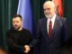 El presidente ucraniano, Volodímir Zelenski, y el jefe del Gobierno de Albania, el socialista Edi Rama. EFE/EPA/MALTON DIBRA