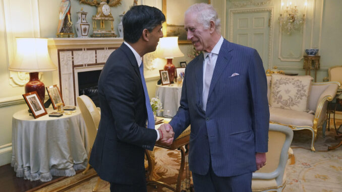 El rey Carlos III del Reino Unido ha tenido su primera audiencia presencial con el primer ministro británico, Rishi Sunak (i), desde que empezó su tratamiento contra el cáncer que padece, según imágenes de los dos divulgadas este miércoles por los medios. EFE/Familia Real Británica
