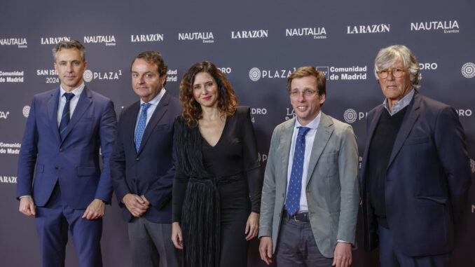 La presidenta de la Comunidad de Madrid Isabel Díaz Ayuso, el alcalde José Luis Martínez -Almeida (2d), el consejero de Medio Ambiente, Agricultura e Interior en la Comunidad de Madrid Carlos Novillo (i), el empresario de Las Ventas Rafael García Garrido (2i) y el empresario taurino Simón Casas (d), este jueves en la Plaza de Las Ventas. EFE/Daniel González
