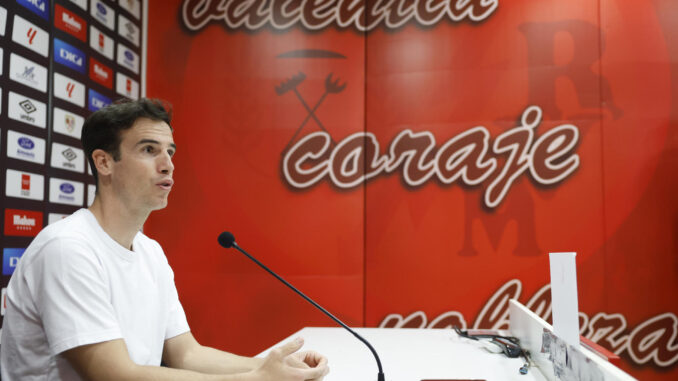 El nuevo entrenador del Rayo Vallecano, Íñigo Perez durante su presentación en la Ciudad Deportiva del Rayo Vallecano en Madrid. EFE/ Mariscal
