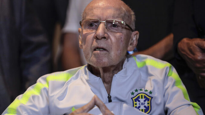 Fotografía de archivo del exentrenador y exjugador de la selección brasileña de fútbol Mario Jorge Lobo Zagallo en un homenaje en la sede de la Confederación Brasileña de Fútbol (CBF), el 20 de octubre de 2022, en Río de Janeiro (Brasil). EFE/ Antonio Lacerda
