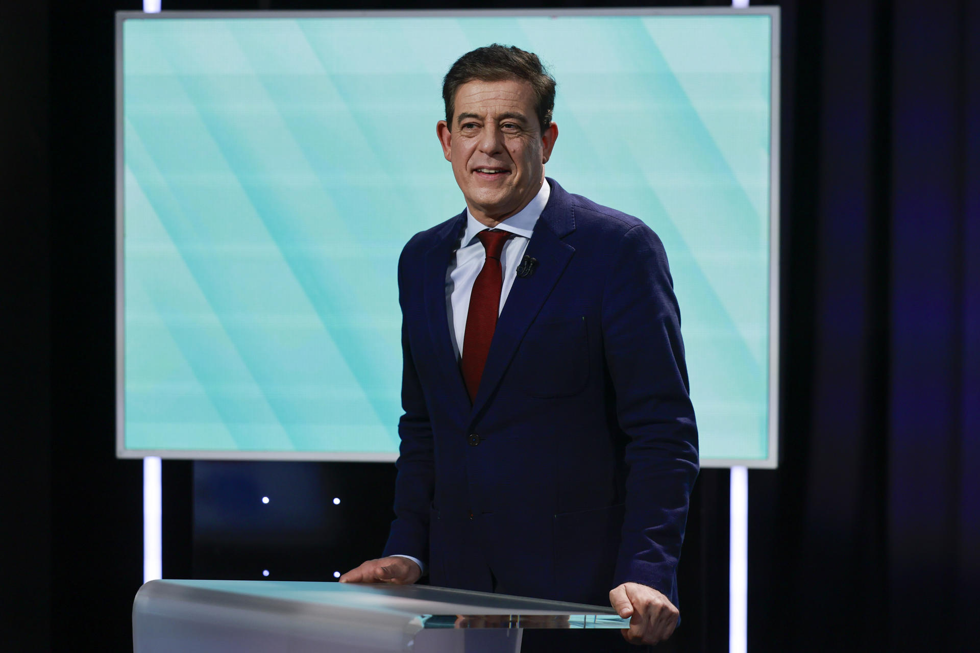 El candidato del PSOE, Xosé Ramón Besteiro, durante el debate con la candidata del BNG, Ana Pontón, celebrado este miércoles en el centro de RTVE de Santiago de Compostela. EFE/Lavandeira jr
