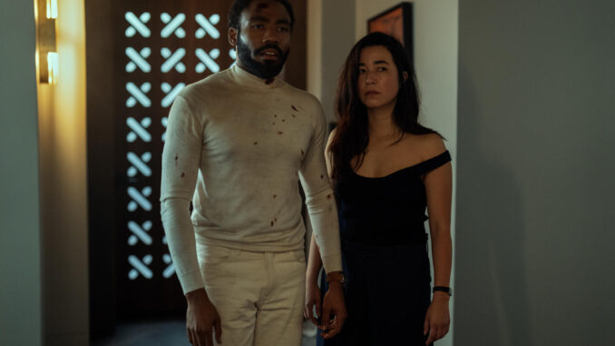 Fotograma cedido por Prime Video que muestra a Donald Glover y Maya Erskine, en una escena de 'Mr. & Mrs. Smith'. EFE/Prime Video/
