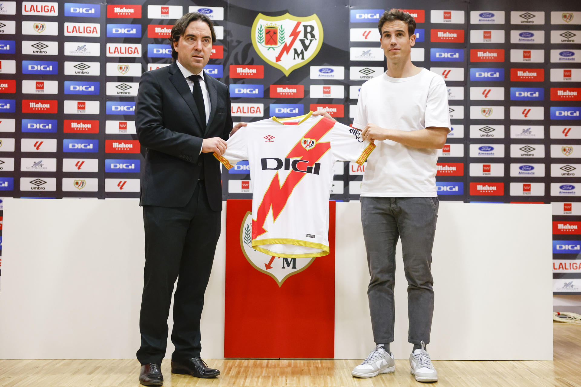 El nuevo entrenador del Rayo Vallecano, Íñigo Perez (d) junto con el presidente del equipo, Raúl Martín Presa (i) posa con la camiseta del equipo durante su presentación en la Ciudad Deportiva del Rayo Vallecano en Madrid. EFE/ Mariscal
