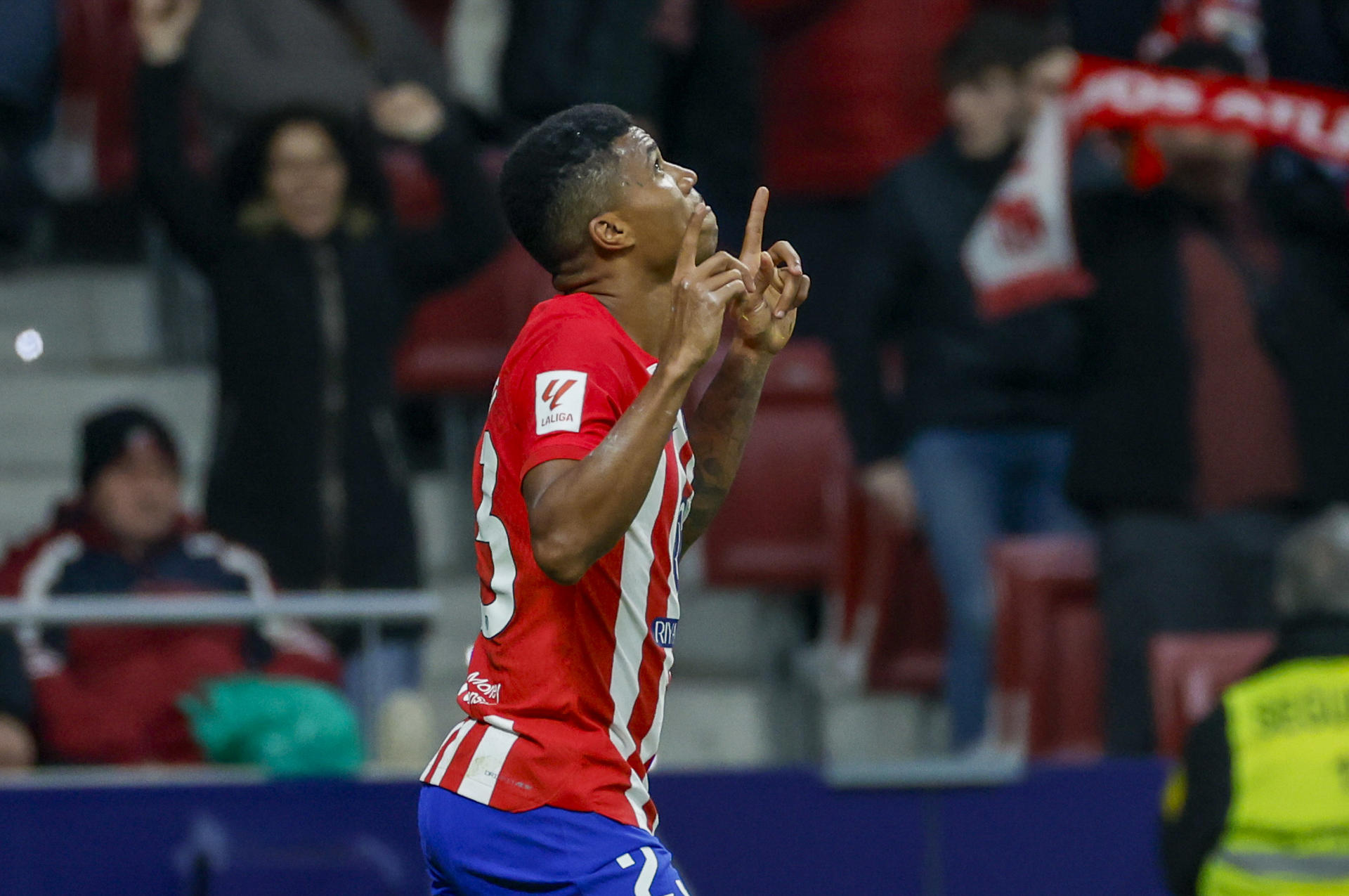 El defensa mozambiqueño del Atlético de Madrid Reinildo Mandava celebra su gol, durante el encuentro correspondiente a la jornada 20 de LaLiga EA Sports entre Atlético de Madrid y Rayo Vallecano, este miércoles en el Estadio Cívitas Metropolitano, en Madrid. EFE/ Juanjo Martín
