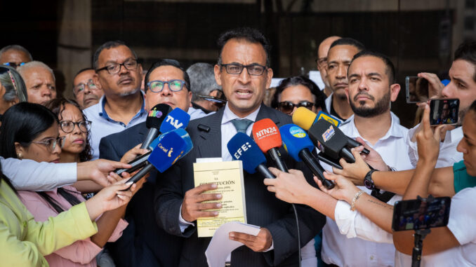 El abogado Eduardo Torres habla con los medios de comunicación, este 31 de enero de 2024 en Caracas (Venezuela). EFE/Rayner Peña R
