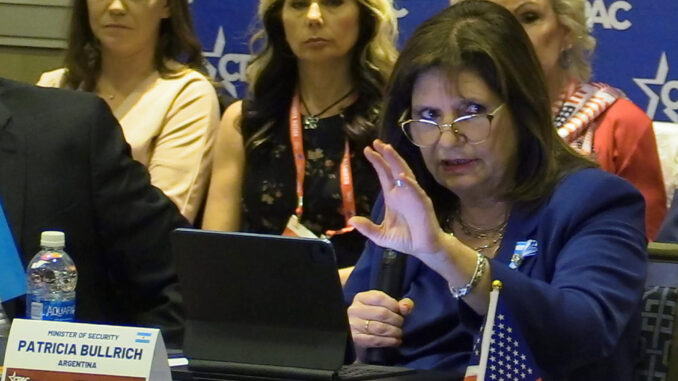 La ministra de seguridad de Argentina, Patricia Bullrich, habla durante la sesión inaugural de la Conferencia de Acción Política Conservadora (CPAC), una convención anual de la ultraderecha estadounidense este miércoles, en National Harbor (EE.UU.). EFE/Octavio Guzmán
