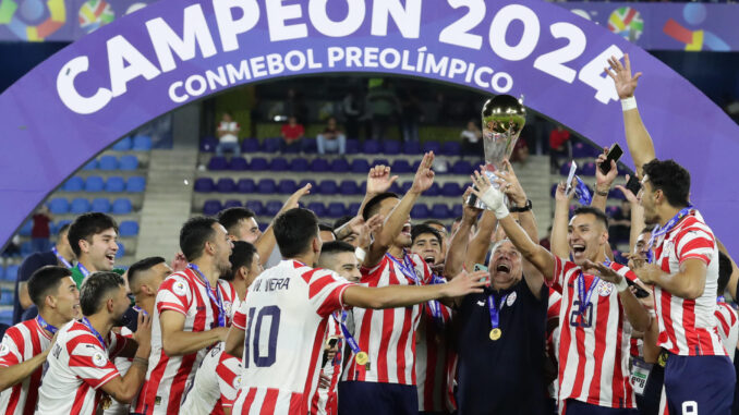 El seleccionador de Paraguay Carlos Jara Saguier (c) celebra con el trofeo al ganar el Torneo Preolímpico Sudamericano Sub-23, el 11 de febrero de 2024, en el estadio Nacional Brígido Iriarte en Caracas (Venezuela). EFE/ Rayner Peña R
