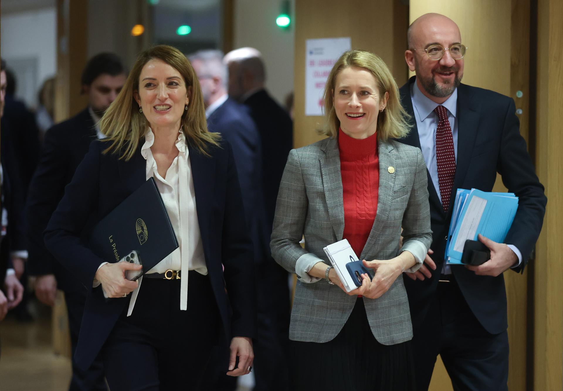 La presidenta del Parlamento Europeo, Roberta Metsola, la primera ministra de Estonia, Kaja Kallas, y el presidente del Consejo Europeo, Charles Michel, en su llegada a la cumbre. EFE/EPA/OLIVIER HOSLET
