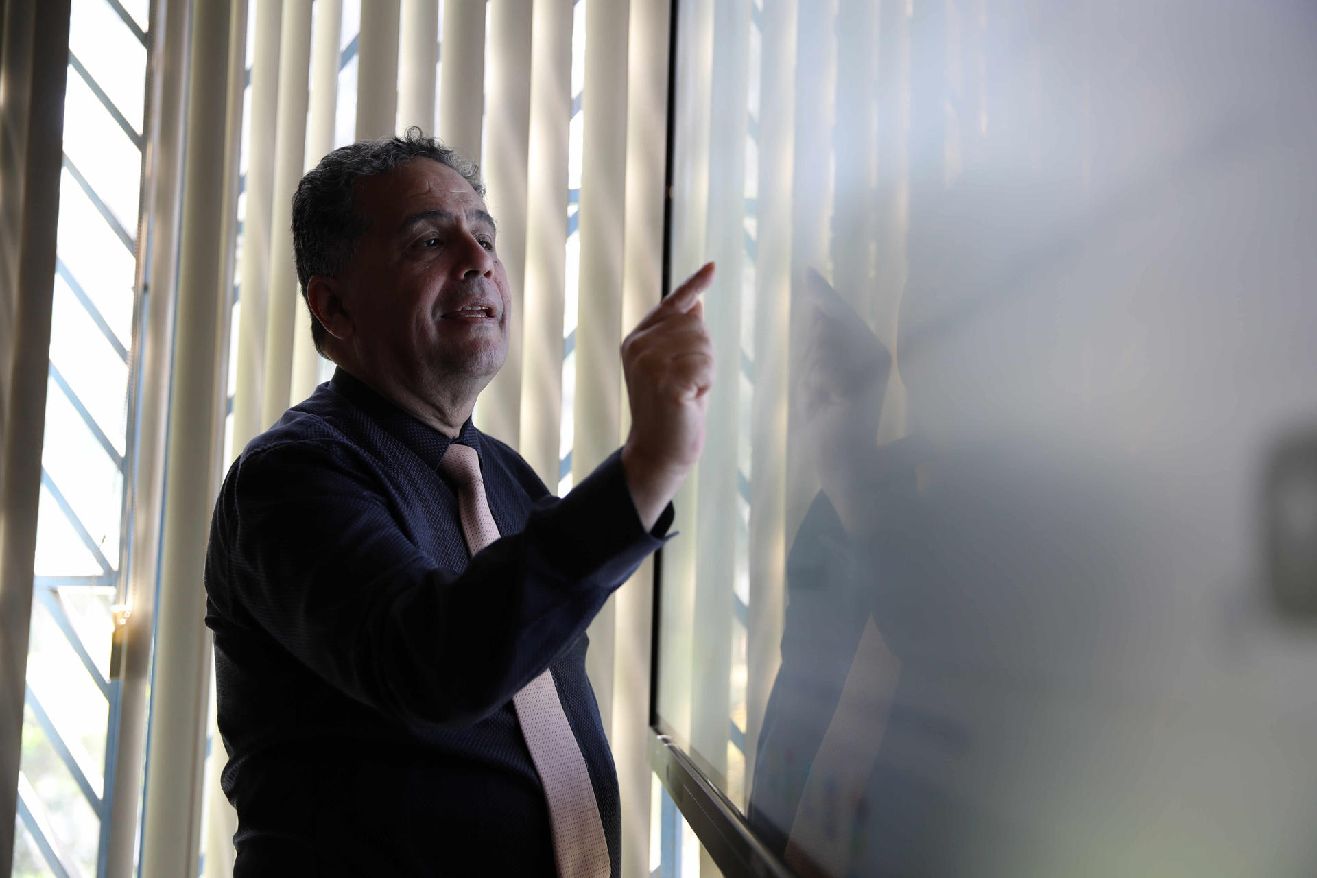 El profesor de la Universidad Mayor de San Marcos, Carlos Fernández, presenta un programa de Inteligencia Artificial en Quechua en Lima (Perú). EFE/ Paolo Aguilar
