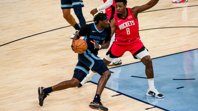 Vince Williams Jr. (i) de Grizzlies disputa un balón con Jae'Sean Tate de Rockets este miércoles, durante un partido de la NBA entre Houston Rockets y Memphis Grizzlies en el estadio FedEx Forum en Memphis, Tennessee (EE.UU.). EFE/ Matthew A. Smith
