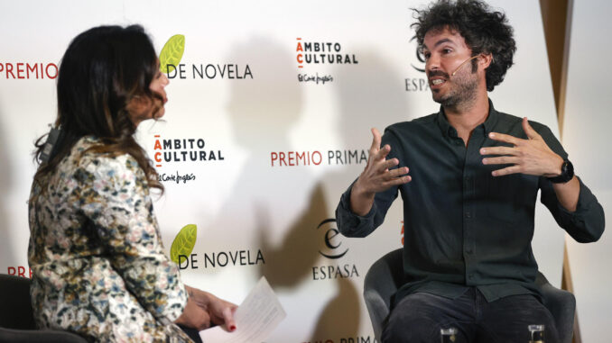 El escritor Luis García-Rey durante la rueda de prensa en la que se ha anunciado que es el ganador del Premio Primavera de novela on su obra 'Loor', este viernes en Madrid. EFE/ J P Gandul
