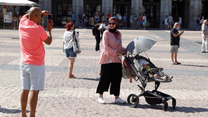 Una pareja de turistas se toman fotos en la Plaza Mayor de Madrid este martes. EFE/J.J. Guillén
