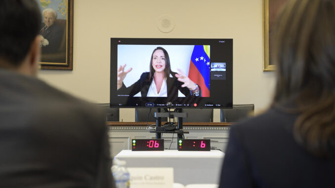 La opositora venezolana María Corina Machado, candidata presidencial del bloque antichavista, habla en pantalla durante una mesa redonda del Subcomité de Latinoamérica en el Comité de Exteriores de la Cámara de Representantes estadounidense, hoy, en el edificio Rayburn del Capitolio en Washington (Estados Unidos). EFE/ Lenin Nolly
