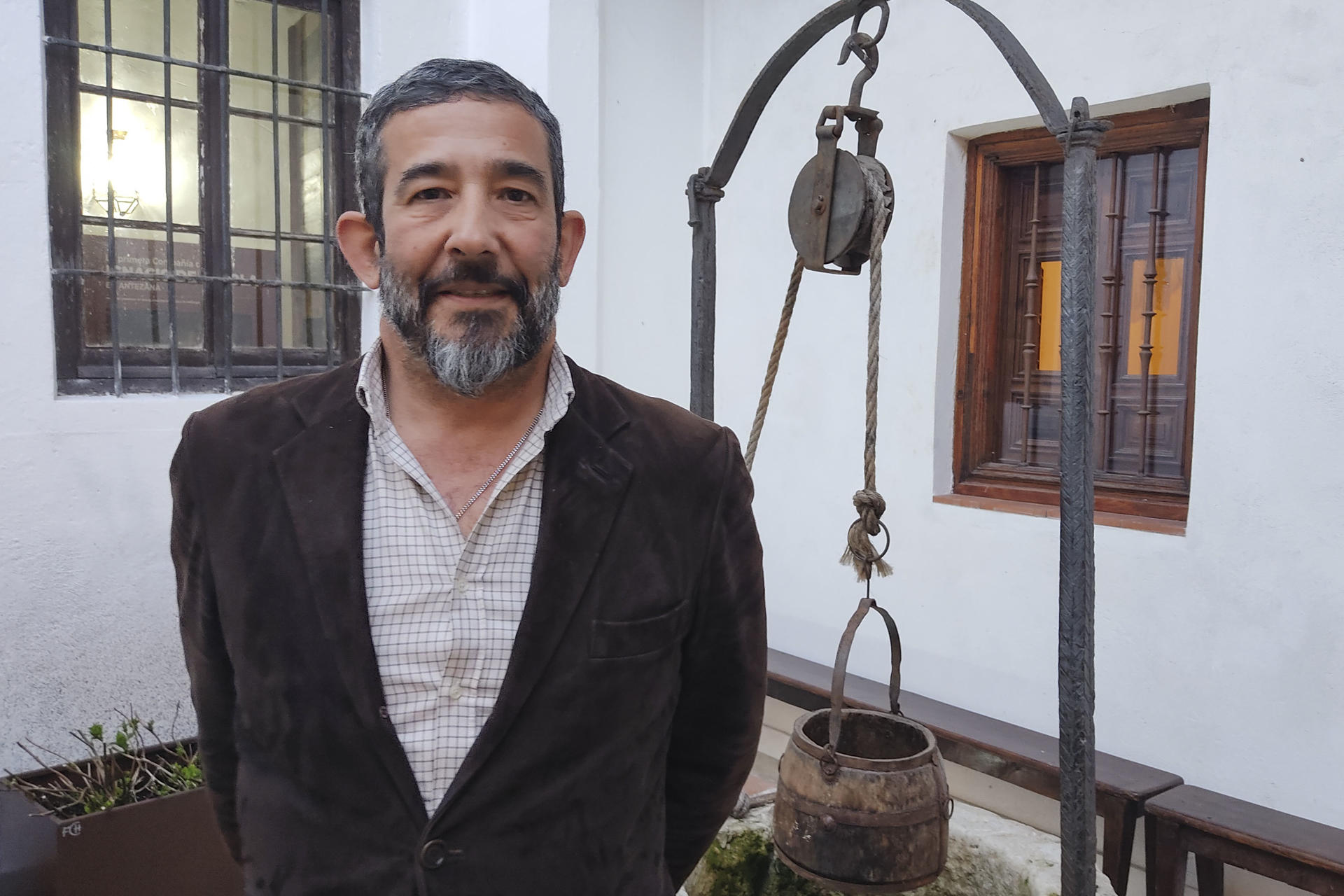 Asensio Esteban, presidente de la Fundación de Antezana posa para Efe en un patio del Hospital de Antezana. El número 46 de la calle Mayor de Alcalá de Henares guarda un legado histórico con el Hospital de Antezana, fundado en 1483 y cuya actividad apenas ha variado desde sus inicios dentro de una Ciudad Patrimonio de la Humanidad. Este lugar está considerado el primer hospital universitario de España, el sitio en el que se creó el primer cuerpo de enfermeras del país y el enclave en el que San Ignacio de Loyola tuvo los que se podrían considerar primeros seguidores de la futura Compañía de Jesús. EFE/Guillermo Martínez
