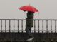 Fotografía de archivo de un hombre caminando con un paraguas. EFE/Eliseo Trigo