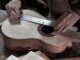 El luthier Enrique Rodríguez trabaja en su taller, el 24 de enero de 2024, en Bogotá (Colombia).  EFE/ Carlos Ortega