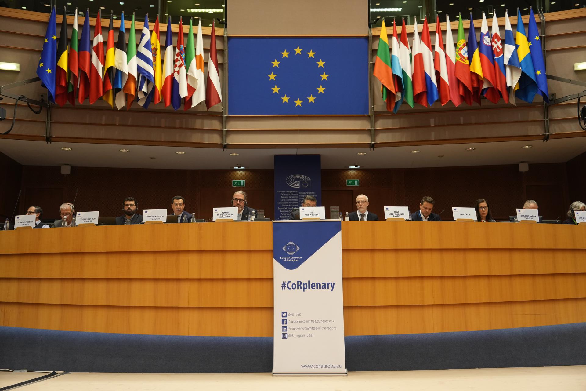 El presidente de la Junta de Andalucía, Juanma Moreno (4i), en el  pleno del Comité Europeo de las Regiones (CdR), celebrado este jueves en el Parlamento Europeo de Bruselas, donde ha defendido el papel protagonista que deben tener los gobiernos regionales y locales en la lucha contra el cambio climático, con el ejemplo de Andalucía, en una "grave sequía". EFE/ Junta de Andalucía//SOLO USO EDITORIAL/SOLO DISPONIBLE PARA ILUSTRAR LA NOTICIA QUE ACOMPAÑA (CRÉDITO OBLIGATORIO)//
