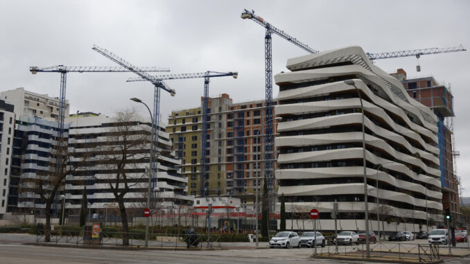 Construcción de viviendas destinadas al alquiler en la Zona de Méndez Álvaro, en Madrid. EFE/ Mariscal
