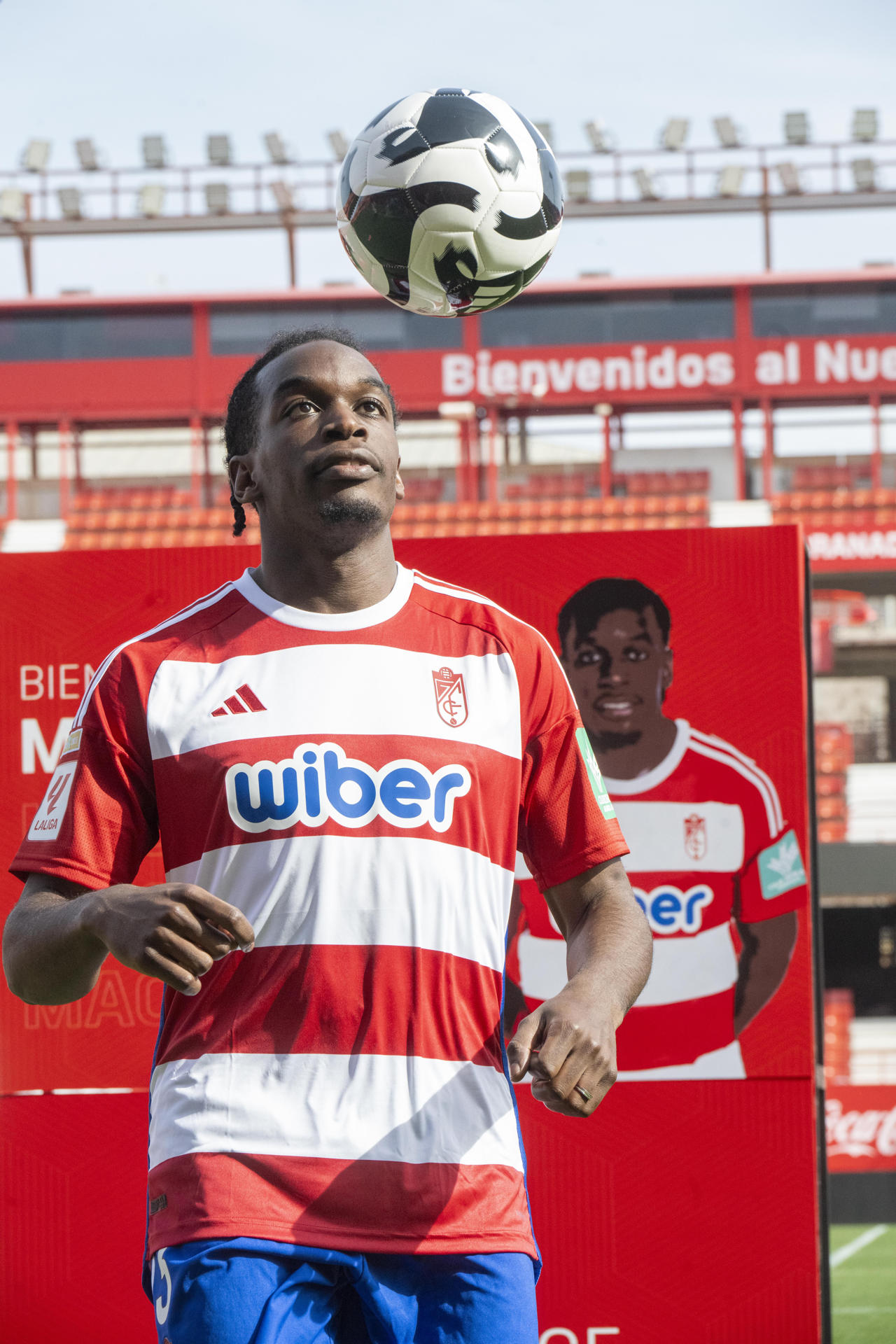 El francés Faitout Maouassa, de 25 años y cedido por el Brujas, uno de los últimos fichajes invernales del Granada CF, durante su presentación este lunes en el estadio de Los Cármenes de la capital nazarí. EFE/Miguel Ángel Molina
