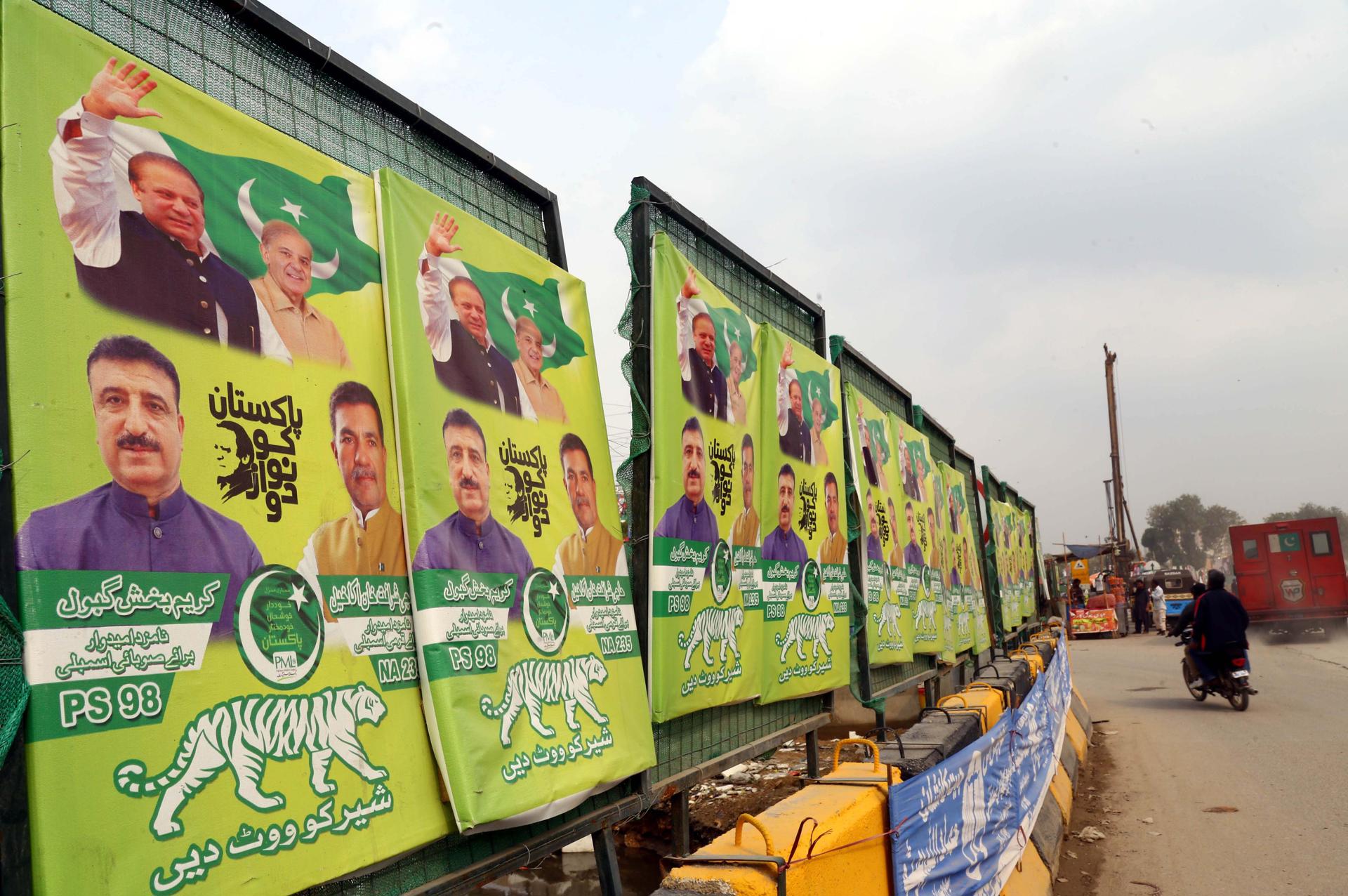 Carteles con fotos de los candidatos en las calles de Karachi. EFE/EPA/REHAN KHAN
