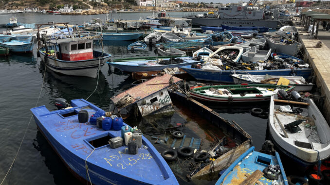 Foto archivo. Decenas de pateras usadas por los inmigrantes para cruzar el Mediterráneo se acumulan en el puerto de la isla EFE/ Gonzalo Sánchez
