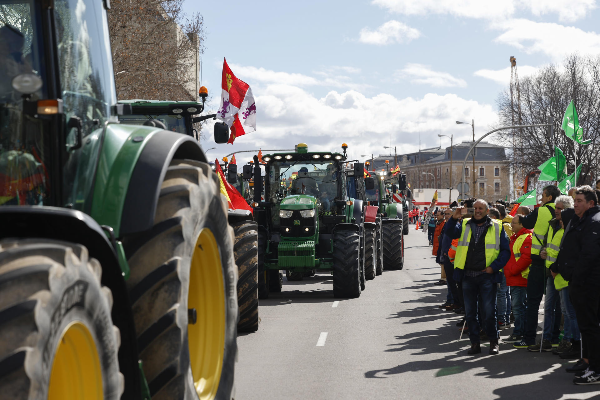 Agricultores de varios puntos de España salen a circular con sus tractore al Paseo del Prado hasta el número 46 del Paseo de la Castellana, donde se ubica la Oficina en España del Parlamento Europeo, en Madrid este lunes. EFE/ J.J. Guillén
