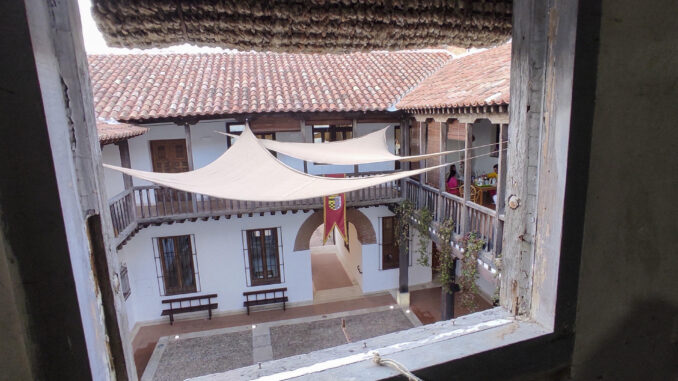 Patio central del Hospital de Antezana. El número 46 de la calle Mayor de Alcalá de Henares guarda un legado histórico con el Hospital de Antezana, fundado en 1483 y cuya actividad apenas ha variado desde sus inicios dentro de una Ciudad Patrimonio de la Humanidad. Este lugar está considerado el primer hospital universitario de España, el sitio en el que se creó el primer cuerpo de enfermeras del país y el enclave en el que San Ignacio de Loyola tuvo los que se podrían considerar primeros seguidores de la futura Compañía de Jesús. EFE/Guillermo Martínez
