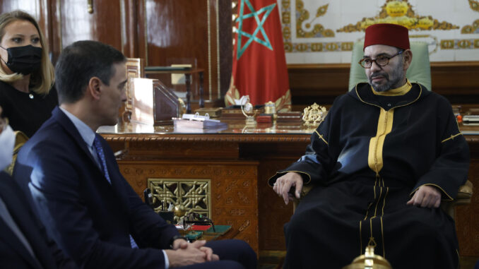 Foto de archivo de un encuentro entre el presidente del Gobierno español, Pedro Sánchez (i), y el rey Mohamed VI de Marruecos (d), en Rabat. EFE/ Mariscal
