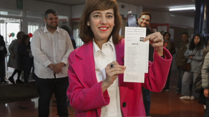 La candidata de Sumar, Marta Lois, deposita su voto al Parlamento Gallego en el colegio electoral del instituto de Fontiñas en Santiago de Compostela durante la jornada electoral en Galicia, este domingo. EFE/ Xoan Rey
