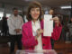 La candidata de Sumar, Marta Lois, deposita su voto al Parlamento Gallego en el colegio electoral del instituto de Fontiñas en Santiago de Compostela durante la jornada electoral en Galicia, este domingo. EFE/ Xoan Rey