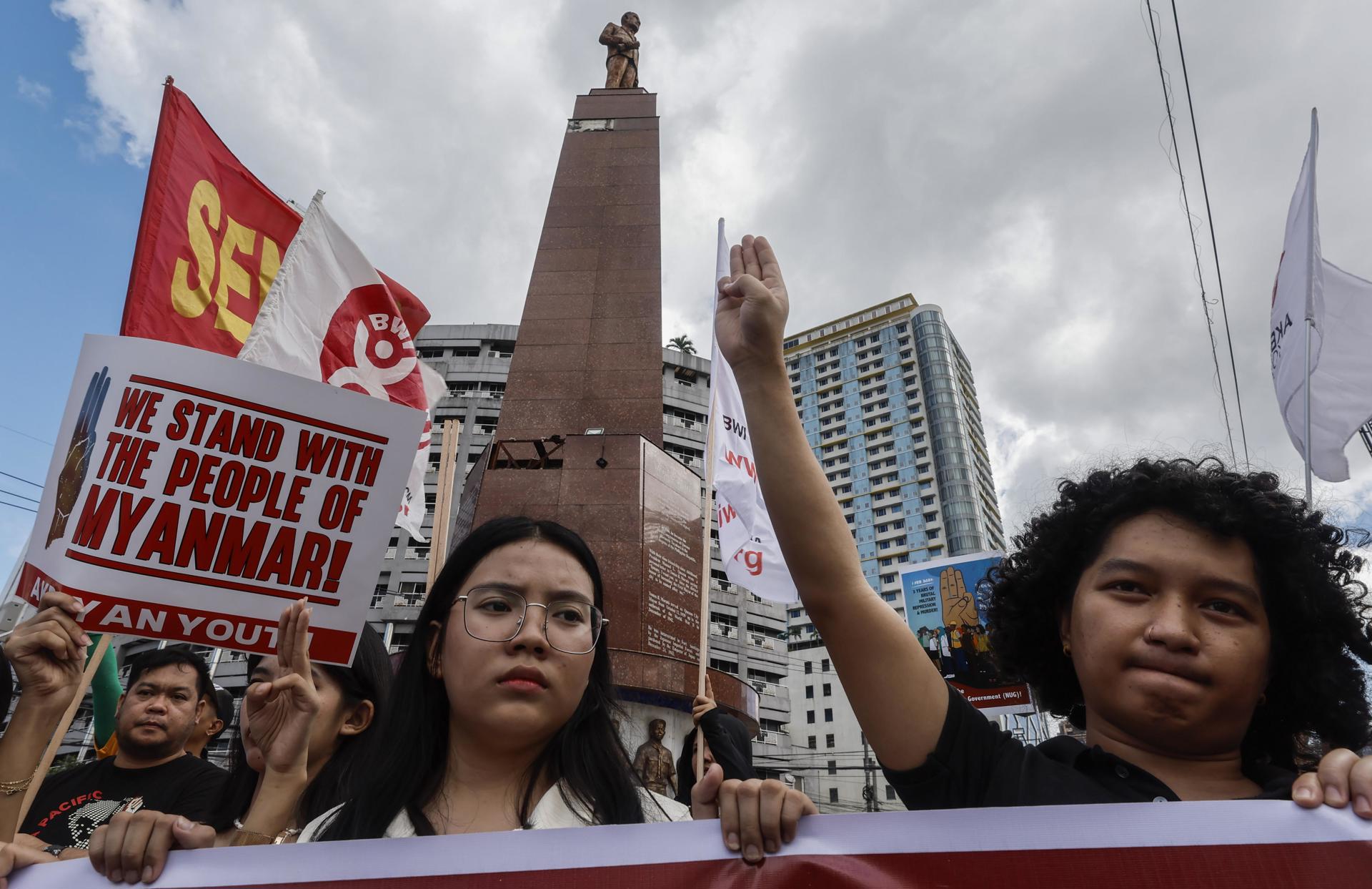 Protesta en Filipinas contra la junta militar birmana. EFE/EPA/ROLEX DELA PENA
