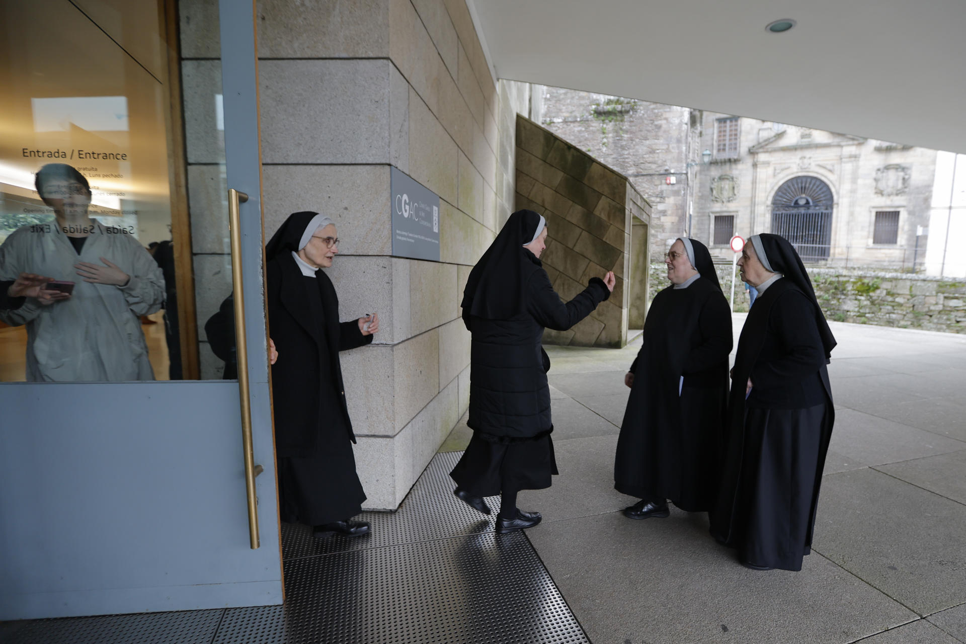 Monjas abandonan un colegio electoral tras ejercer su derecho al voto en Santiago de Compostela al comienzo de la jornada electoral en Galicia, este domingo. Los colegios electorales de Galicia han abierto sus puertas a las 09:00 horas de este domingo para empezar a recibir a los más de 2,2 millones de gallegos que están llamados a votar antes de que den las 20:00 horas. EFE/ Lavandeira Jr
