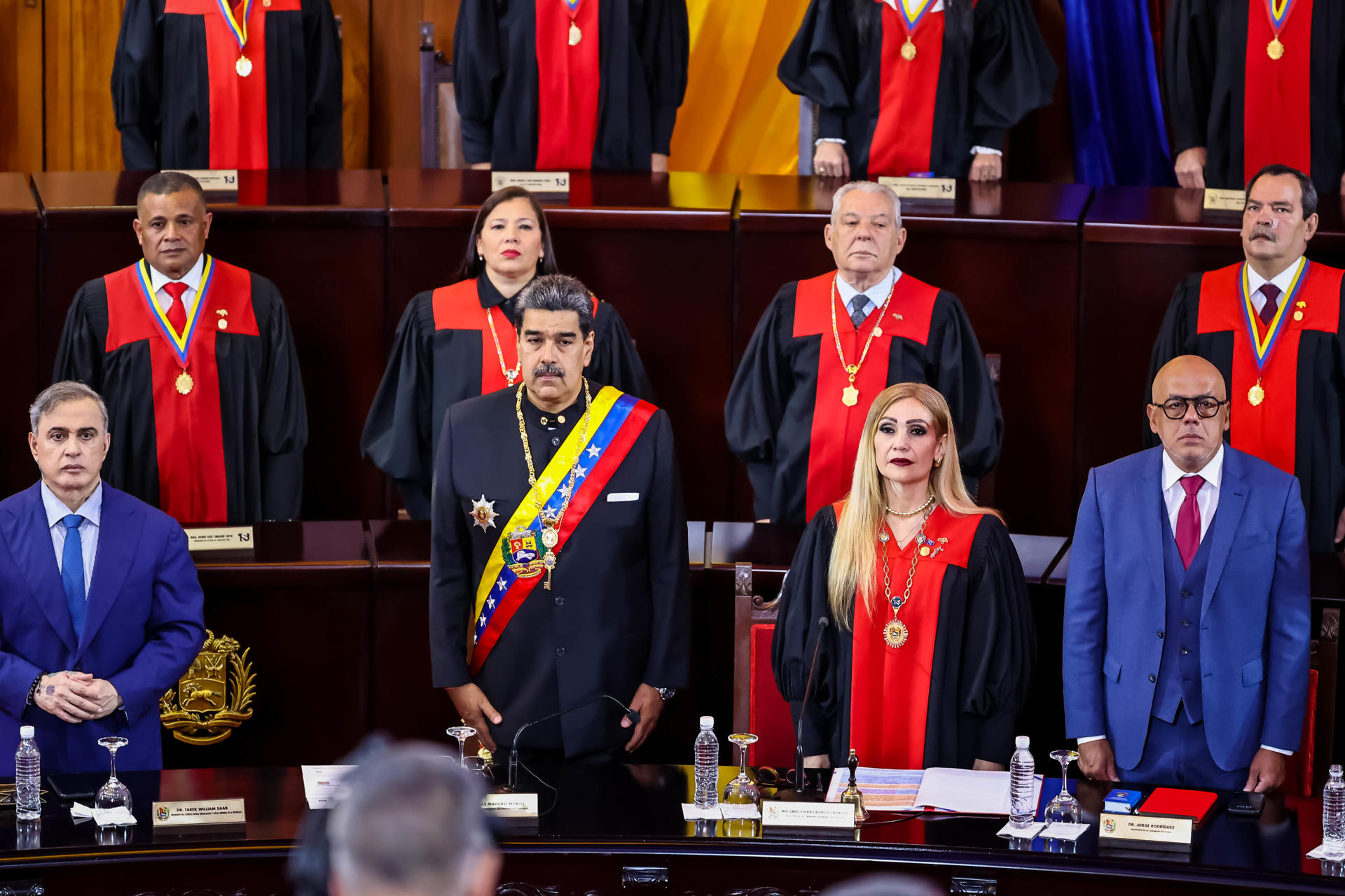 El fiscal de Venezuela, Tarek William Saab (i), el presidente de Venezuela, Nicolás Maduro (2-d), la presidenta del Tribunal Supremo de Justicia, Caryslia Rodríguez, y el presidente de la Asamblea Nacional, Jorge Rodríguez (d), asisten hoy, al inicio del año judicial en la sede del Tribunal Supremo de Justicia, en Caracas (Venezuela). EFE/Miguel Gutiérrez
