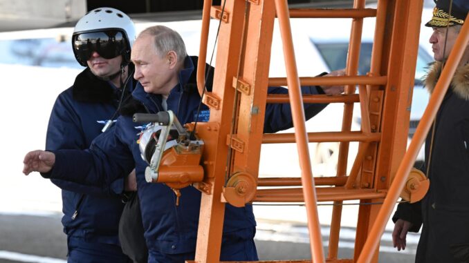 El presidente ruso Vladimir Putin aborda un porta misiles estratégicos Tupolev Tu-160 M para un vuelo de prueba durante una visita a la fábrica de aviación de Kazán que lleva el nombre de Sergei Gorbunov, una rama del ejército de Tupolev Empresa industrial, en Kazán, República de Tartaristán, Rusia, 22 de febrero de 2024. Tu-160 (según la codificación de la OTAN - Blackjack) es un bombardero-portador de misiles estratégico supersónico con alas de barrido variable, desarrollado en la Oficina de Diseño de Tupolev en los años 1970-1980. Aunque la producción en serie del Tu-160 se interrumpió en la década de 1990, en Rusia se están realizando trabajos para reanudar la construcción del avión con una nueva apariencia: el Tu-160M. (Rusia) EFE/EPA/DMITRIY AZAROV/SPUTNIK/KREMLIN POOL CRÉDITO OBLIGATORIO
