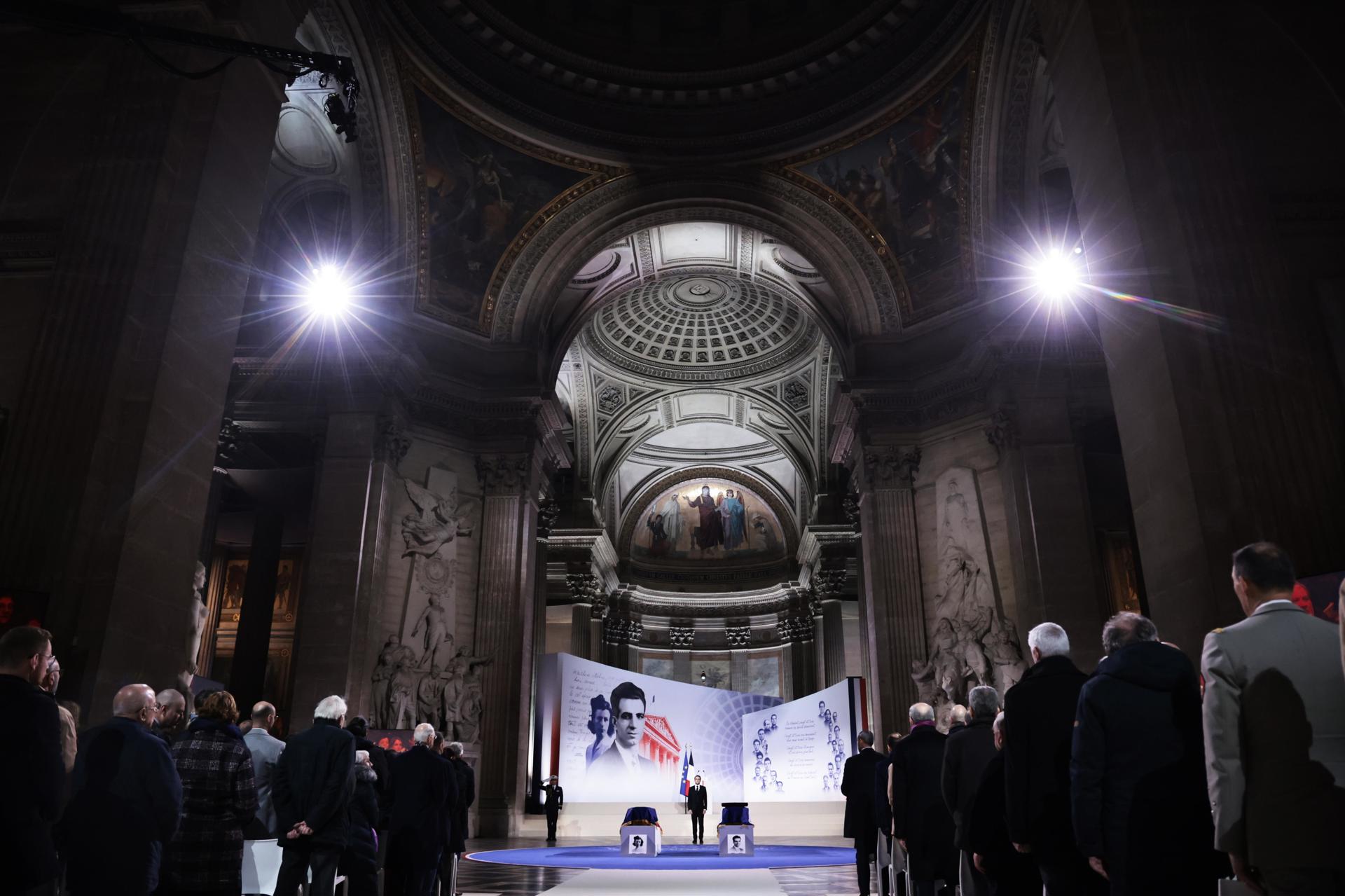 El presidente francés, Emmanuel Macron, se encuentra frente al ataúd con bandera del luchador de resistencia armenio Missak Manouchian y su esposa Melinee en el homenaje en el Panteón de París, Francia, el 21 de febrero de 2024. EFE/EPA/Christophe Petit Tesson/Pool
