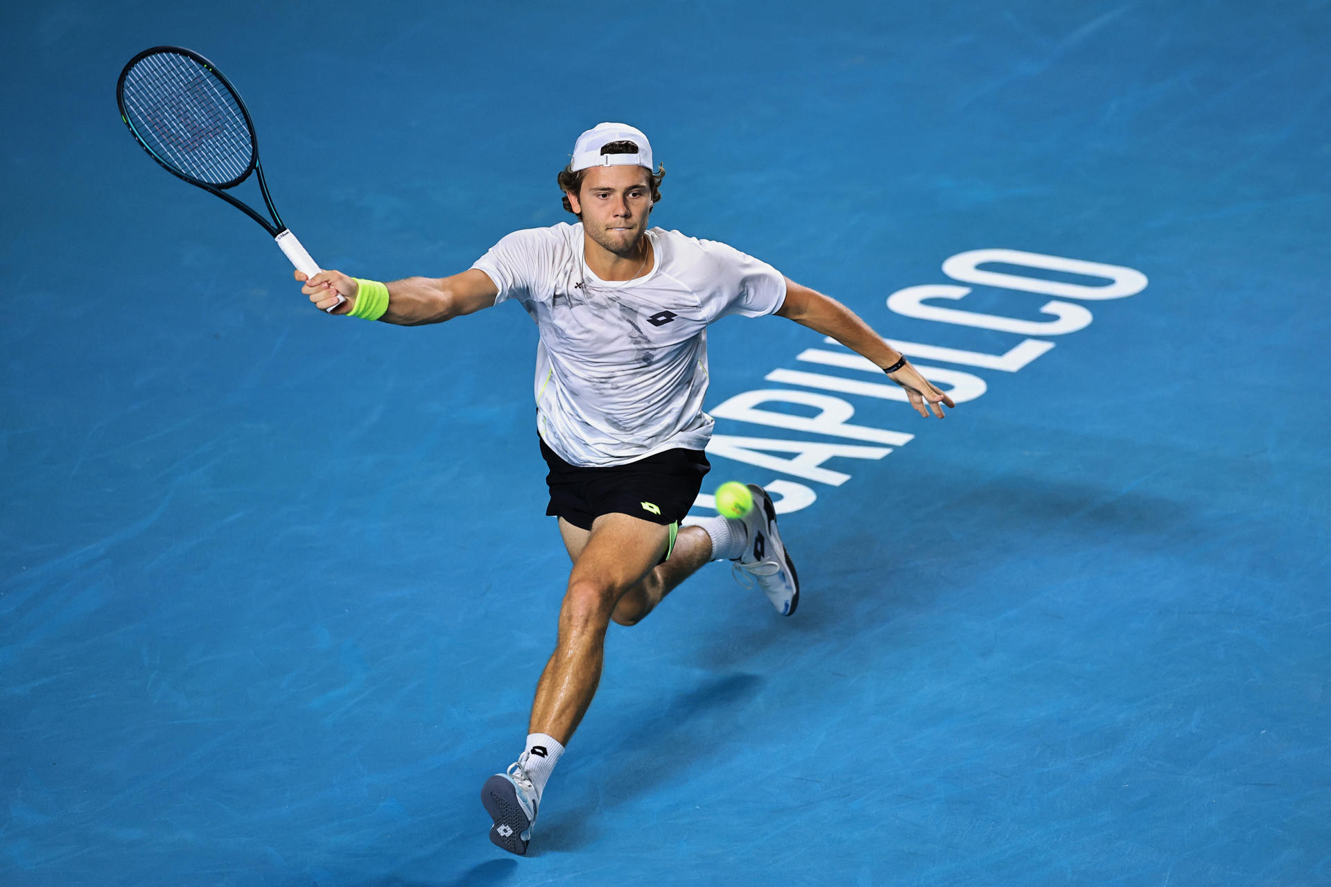 El tenista estadounidense Aleksandar Kovacevic devuelve una pelota al danes Holger Rune durante el tercer día de los juegos de singles, en el Abierto Mexicano de Tenis, en Acapulco estado de Guerrero (México). EFE/David Guzmán
