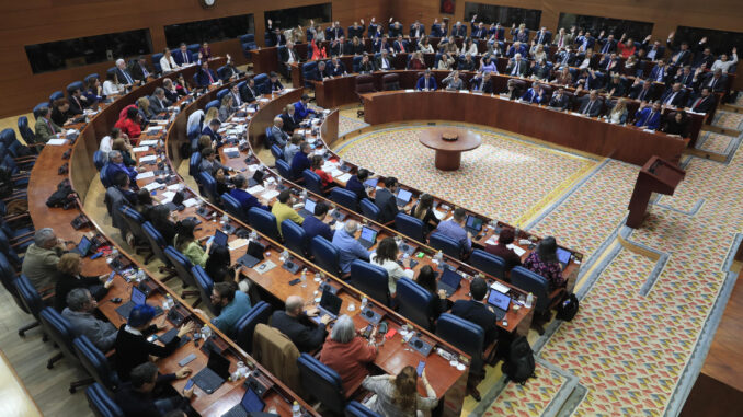 Vista general de archivo de un pleno de la Asamblea de Madrid. EFE/ Fernando Alvarado
