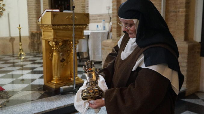 Sor Jennifer, monja del Convento de las Carmelitas Descalzas de Ronda (Málaga), ha iniciado un llamamiento para encontrar "cuanto antes" al menos dos hermanas más, ya que, por una orden papal, tendrían que cerrar su comunidad religiosa si no son al menos seis en su comunidad. El convento de las Carmelitas Descalzas de Ronda, que custodia la mano incorrupta de Santa Teresa de Jesús, necesita monjas. Si no encuentran al menos dos, el Vaticano ordenará su cierre y tendrán que devolver la reliquia teresiana a Castilla y León, por lo que desde esta comunidad religiosa hacen un llamamiento para reclutar a dos hermanas “cuanto antes”. EFE/ María Alonso
