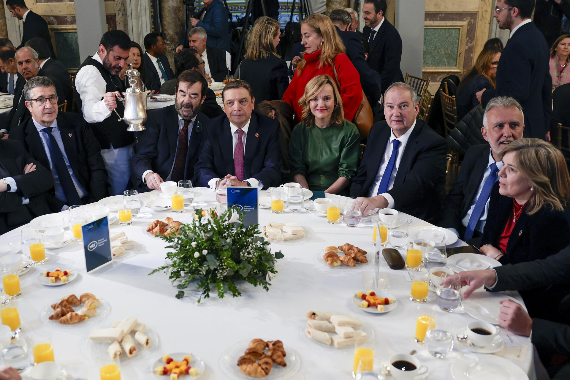 El ministro de Agricultura, Luis Planas (3i), acompañado por (de izq a der) el portavoz del PSOE en el Congreso, Patxi López; el presidente suplente del Consejo General del Poder Judicial, Vicente Guilarte; la ministra de Educación, Formación Profesional y Deportes y portavoz del Gobierno, Pilar Alegría; el ministro de Industria y Turismo, Jordi Hereu, y el ministro de Política Territorial y Memoria Democrática, Ángel Víctor Torres, entre otros, a su llegada al desayuno informativo organizado por Nueva Economía Fórum, este jueves, en Madrid. EFE/ Zipi
