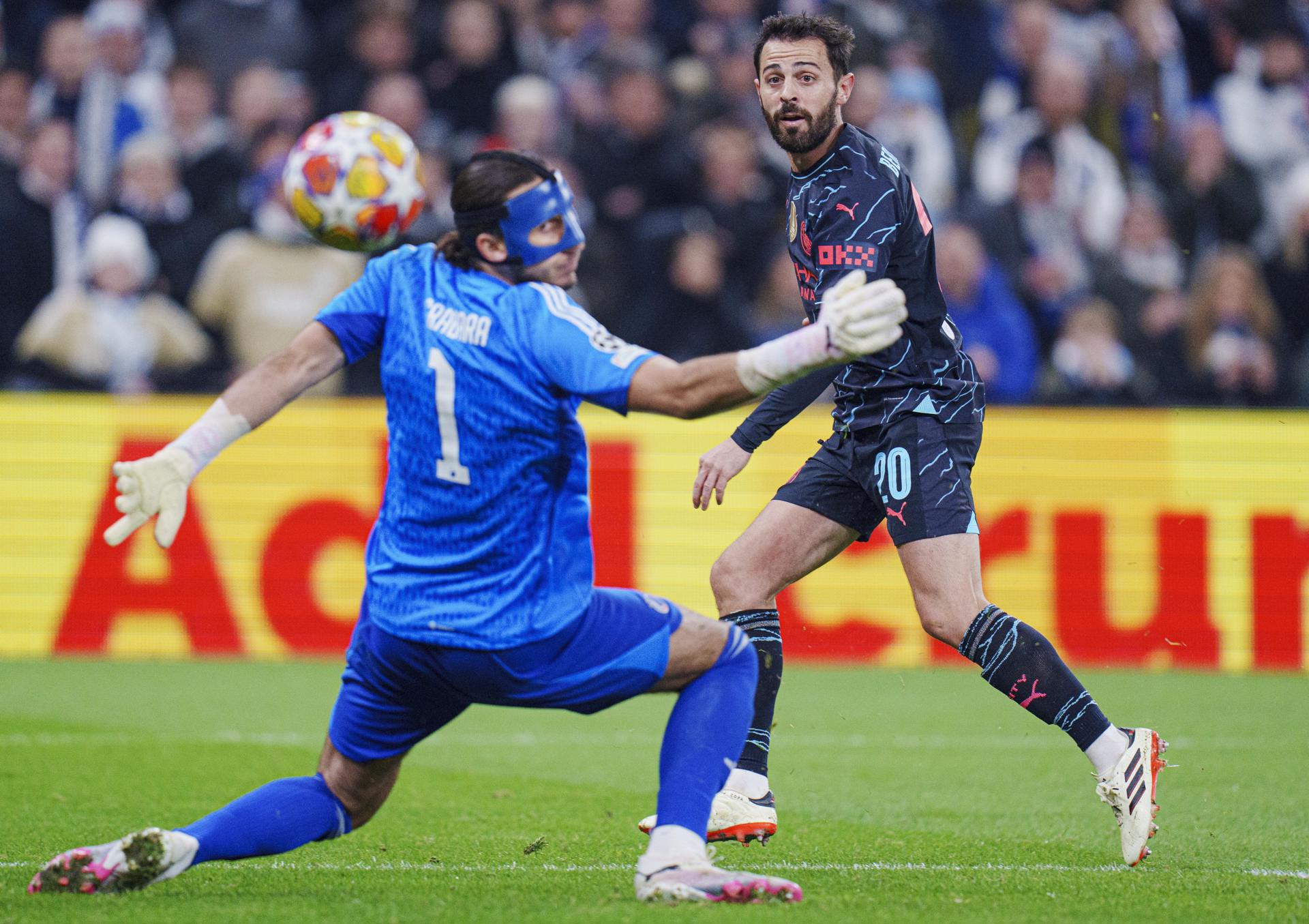 El jugador del Manchester City Bernardo Silva logra el 1-2 durante el partido de ida de octavos de final que han jugado FC Copenhagen y Manchester City, en Copenhague, Dinamarca. EFE/EPA/Mads Claus Rasmussen
