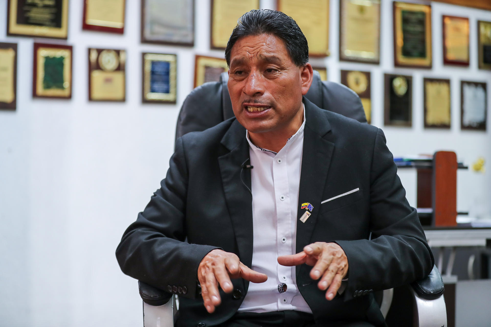 El prefecto de Chimborazo, Hermel Tayupanda Cuvi, habla en entrevista con EFE el 5 de febrero de 2024, en Rio Bamba (Ecuador). EFE/ José Jácome
