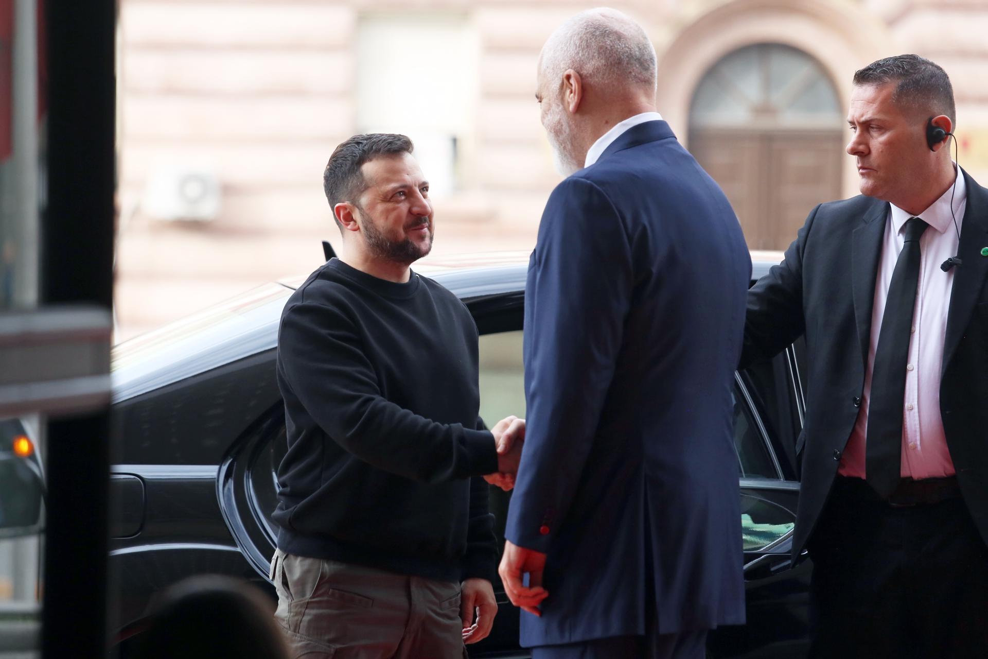 El presidente ucraniano, Volodímir Zelenski, y el jefe del Gobierno de Albania, el socialista Edi Rama. EFE/EPA/MALTON DIBRA
