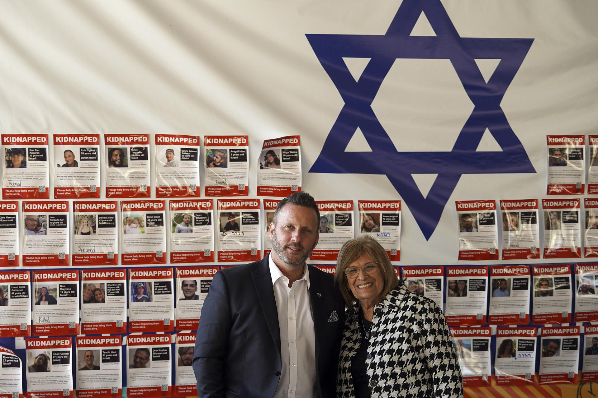 . Foto archivo.La argentina-israelí Ofelia Feler de Roitman, rehén de Hamás durante 53 días, posa con su sobrino Hernán Feler, popular comentarista deportivo en Argentina, en Jerusalén (Israel). EFE/ Sara Gómez Armas
