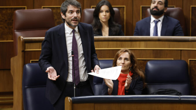 El ministro de Cultura, Ernest Urtasun (i), interviene durante la sesión de control al Gobierno, este miércoles en el Congreso. EFE/ Mariscal
