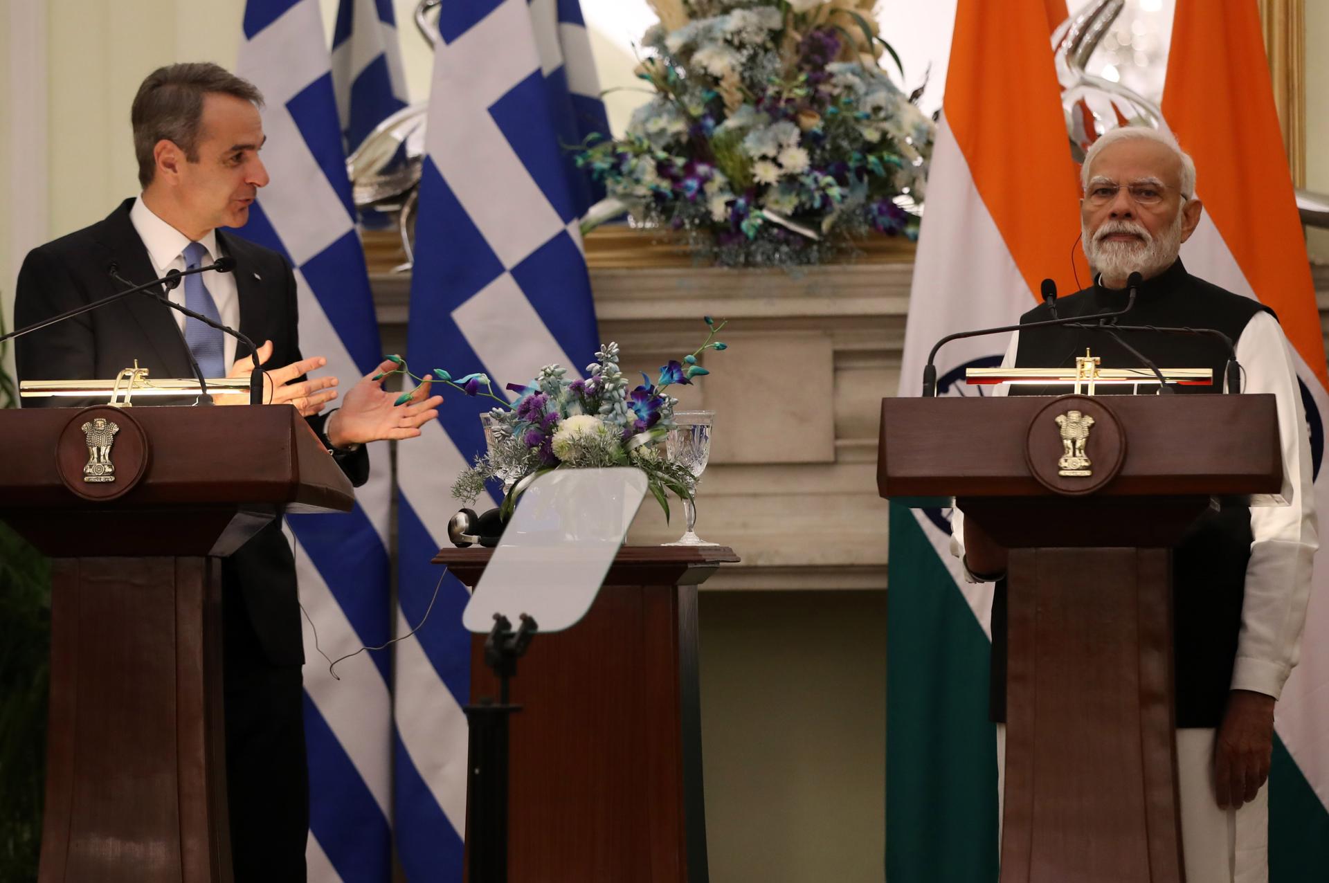 El primer Ministro griego Kyriakos Mitsotakis (izquierda) da una declaración de prensa conjunta con el primer Ministro indio Narendra Modi (derecha) después de su reunión en Nueva Delhi, India, el 21 de febrero de 2024. El primer ministro griego se encuentra en una visita de Estado de dos días a la India para reunirse con los principales dirigentes, centrándose en los vínculos económicos y políticos. (Grecia, Nueva Delhi) EFE/EPA/Harish Tyagi
