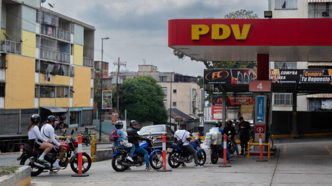 Motociclistas hacen fila en una estación de servicio de gasolina, el 4 de febrero de 2024, en Caracas (Venezuela). EFE/ Rayner Peña R.
