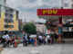 Motociclistas hacen fila en una estación de servicio de gasolina, el 4 de febrero de 2024, en Caracas (Venezuela). EFE/ Rayner Peña R.